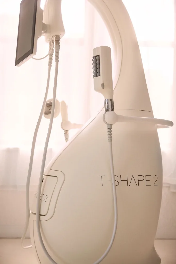 T-Shape 2 device with its screen and handpieces
